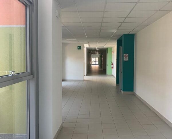 01_Corridoio_interno_alla_scuola